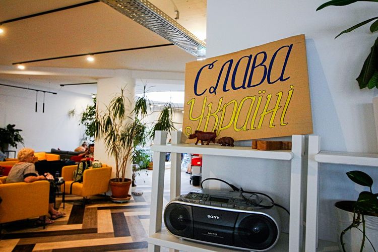 Ukrainisches Community-Center in Wien mit einem Schild mit der Aufschrift
