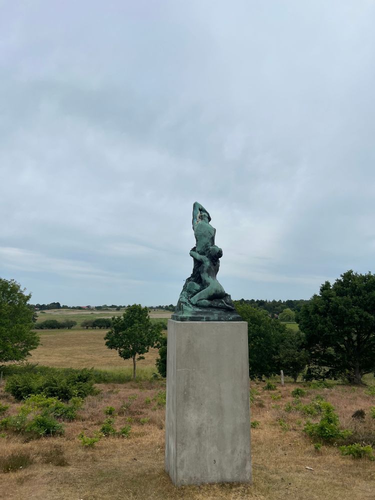 Einige der monumentalen Tegner-Skulpturen verlieren sich in der dänischen Landschaft.
