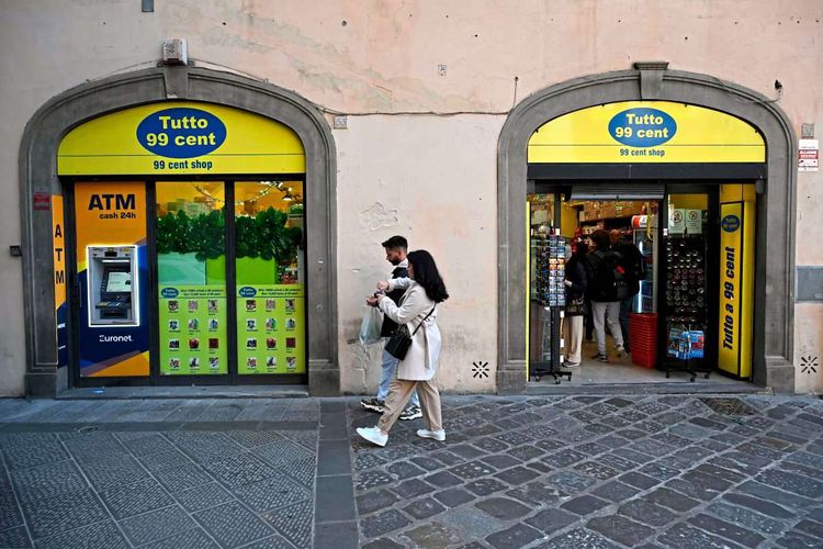 Ein 99-Cent-Shop in Florenz: Rund 1,5 Millionen Touristen strömten im vergangenen Sommer in die Stadt, 6,6 Prozent mehr als im Vorjahr, während immer mehr unabhängige Geschäfte und Wohnungen in Fastfood-Läden und Airbnbs umgewandelt werden. Eine Entwicklung, der man nun Einhalt gebieten möchte.