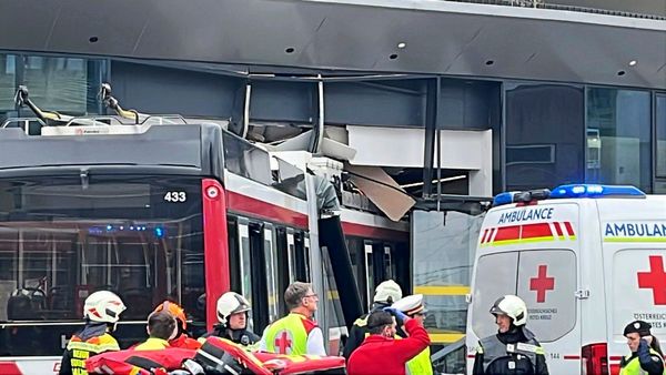 bus-krachte-in-salzburg-in-supermarkt-ein-toter-viele-verletzte