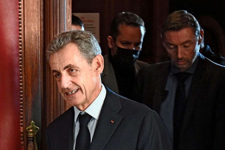 Nicolas Sarkozy verlässt gen Gerichtssaal