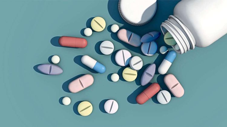 Verschiedene Tabletten mit einer Dose, aus der sie herausfallen als Illustration.