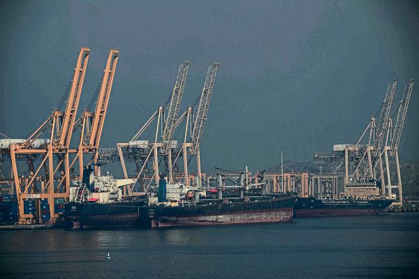 Trump-droht-mit-Z-llen-gegen-Irans-Handelspartner-was-hei-t-das-f-r-den-Welthandel-