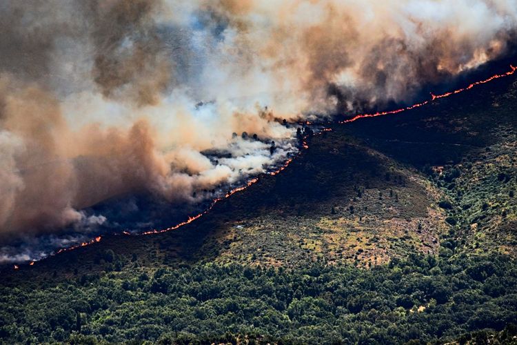 Dichter Rauch und eine Feuerspur auf einem Berghang während eines Waldbrands in Burgohondo, Ávila, Spanien, am 23. Juli 2026. Mehr als 300 Hektar bewaldete Fläche sind gefährdet, und der Schweregrad wurde auf IGR-Stufe 2 angehoben.