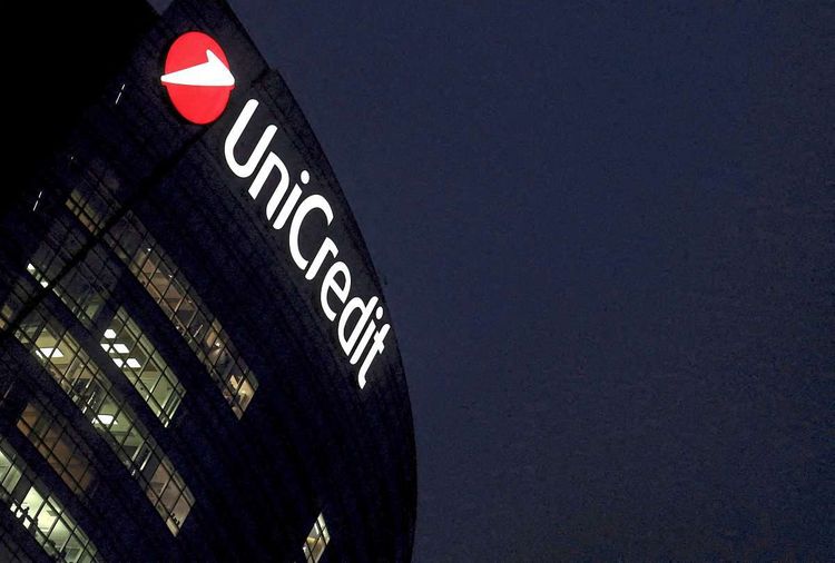 Am Hauptquartier von Unicredit leuchtet das Firmenlogo in der Nacht.
