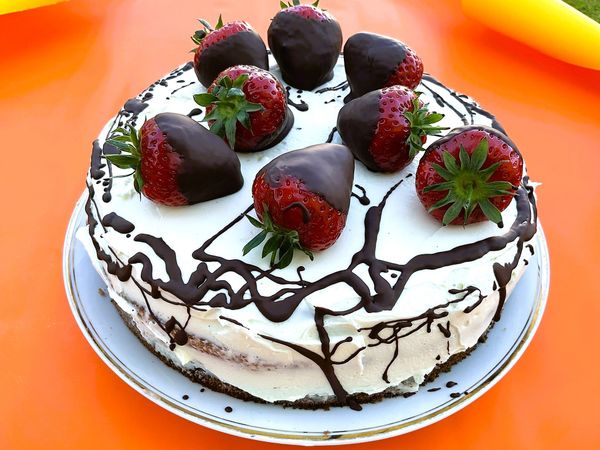 Erdbeer-Straciatella-Torte