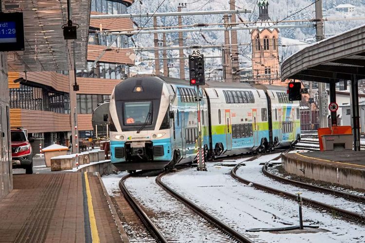 Ein Zug der Westbahn fährt in den Innsbrucker Hauptbahnhof ein.