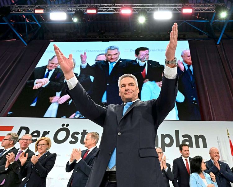 Karl Nehammer, Hände jubelnd nach oben, im Hintergrund ÖVP-Politikerinnen und ÖVP-Politiker.