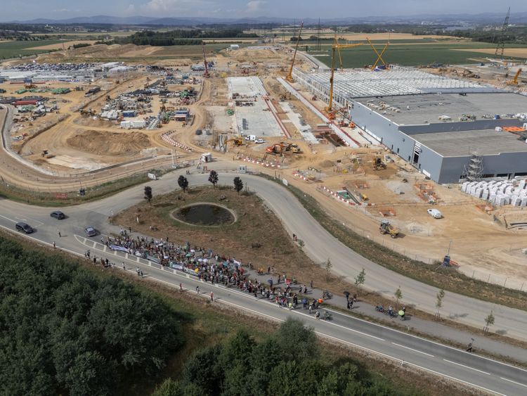 Luftaufnahme einer Demonstration gegen ein im Bau befindliches Google Rechenzentrum. Stallbach, Kronstorf, Oberösterreich, Österreich. 2026-07-17.