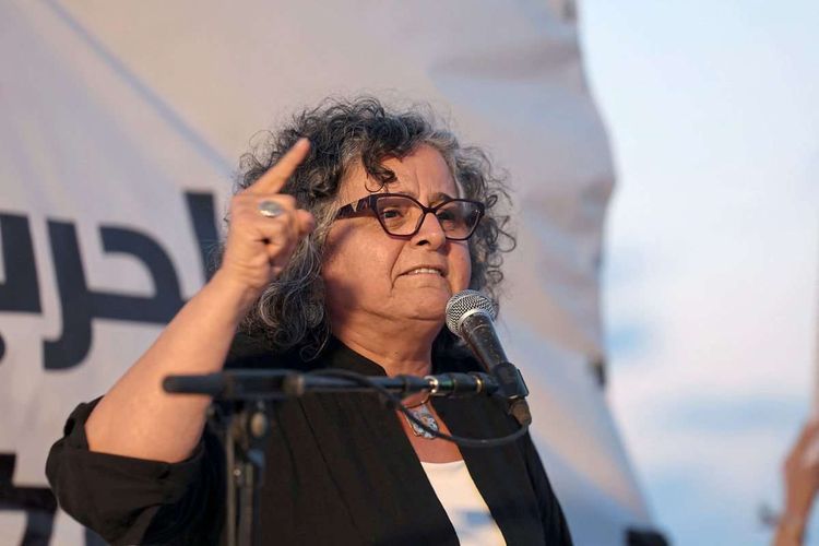 Aida Touma-Suleiman bei einer Demonstration in Tel Aviv, wo sie zu einem sofortigen Waffenstillstand aufruf.