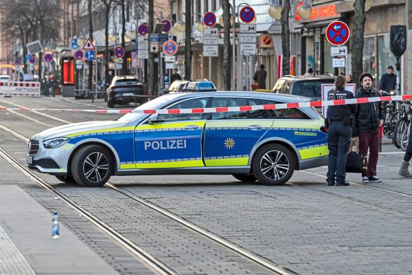 Sch-sse-auf-Marktplatz-in-Gie-en-in-Deutschland