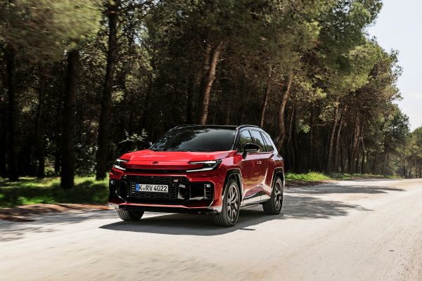 Toyota-RAV4-Generation-6-Der-SUV-wie-er-im-Buche-steht