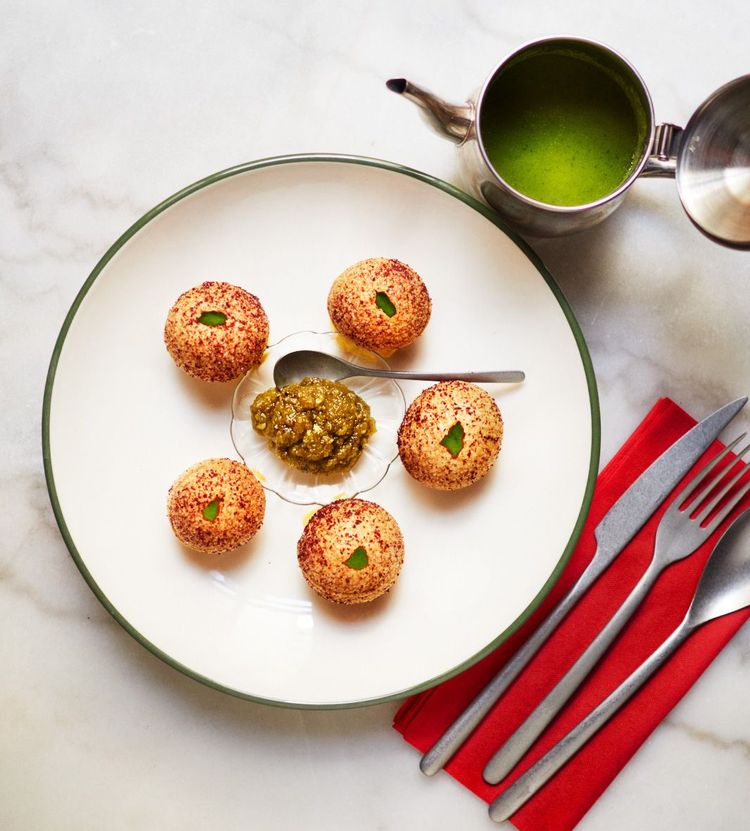 Gurkenkaltschale mit Jalapeño-Chutney und Pani Puri