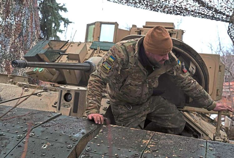 Ukrainischer Soldat klettert aus Panzer
