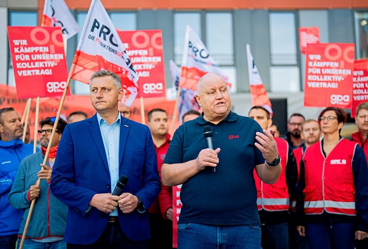 Die Chefverhandler der Gewerkschaften Reinhold Binder (PRO-GE) und Karl Dürtscher (Gewerkschaft GPA) bei einer Betriebsrätekonferenz in St. Pölten.