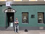 Kunstraub: Wie stiehlt man ein Bild aus einem vollbesetzten Lokal? Die Weltraum Bar im vierten Bezirk wurde binnen sechs Wochen zu einem beliebten Szenelokal. Nun beschäftigt die Betreiber ein ungewöhnlicher Diebstahl