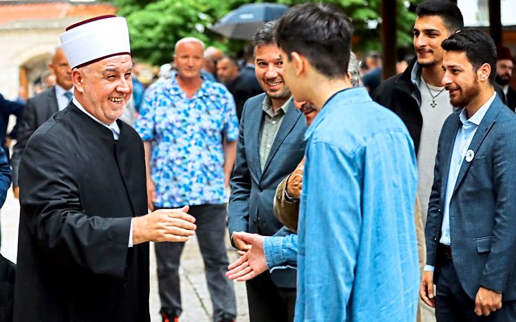 Großmufti Kavazović begrüßt Gläubige vor der Hauptmoschee der Stadt am ersten Tag des Islamischen OpferfestesEid al-Adha in Sarajewo.