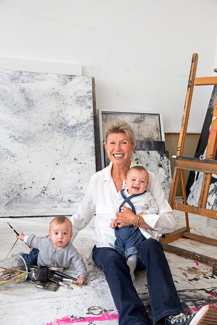 Künstlerin Thelma Herzl mit ihren Enkelkindern im Atelier
