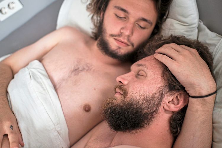 Männer, gemeinsam im Bett - aber nicht nur. Bisexuelle Männer seien 