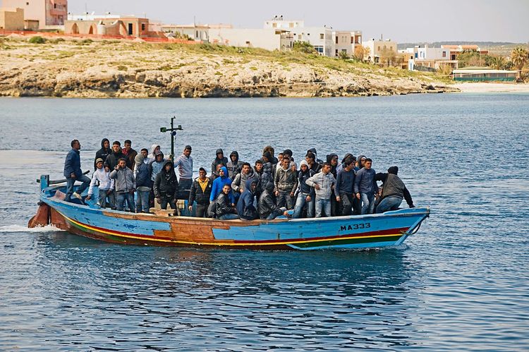 Ein Boot mit Migranten vor Lampedusa (Archivbild).