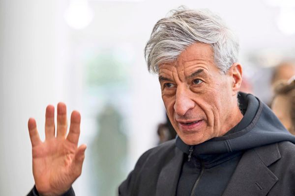 Maurizio-Cattelan-nimmt-per-Telefon-die-Beichte-ab