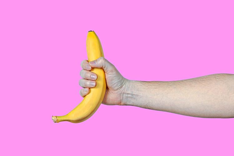 Mann hält Banane in der Hand