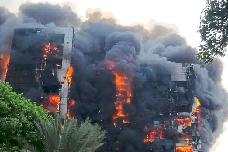 Zentrum Khartums steht nach neuen Kämpfen in Flammen