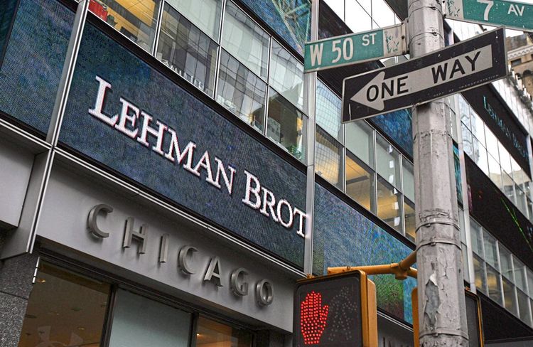 Der Eingang von Lehman Brothers in New York. Davor ist eine Ampel zu sehen, mit der roten Hand, die 