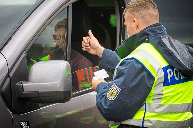 Grenzkontrollen an deutscher Grenze, Polizist an Autofenster
