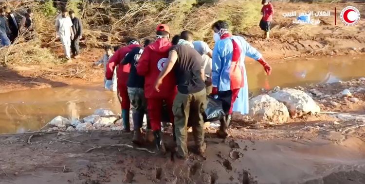 Helfer nach Überschwemmungen in Libyen