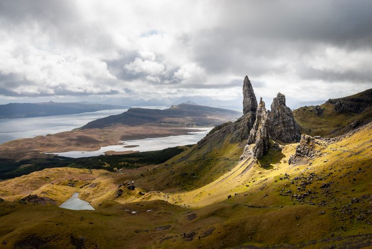 Das Bild zeigt den Old Man of Storr auf der Isle of Skye in Schottland. Der relativ kurze Aufstieg lohnt die Mühe – vor allem, wenn die Wolkendecke kurz aufreißt.