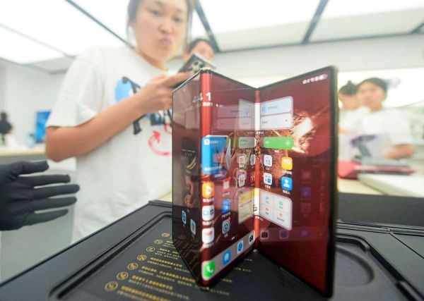 Tech-Trends-2025-Faltbare-Handys-Krypto-Hype-selbstfahrende-Autos-und-KI-KI-KI