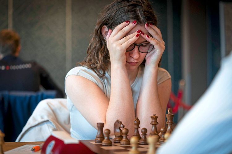 Die Schachspielerin Robin Duson einem Turnier gegen Anna-Maja Kazarian. 