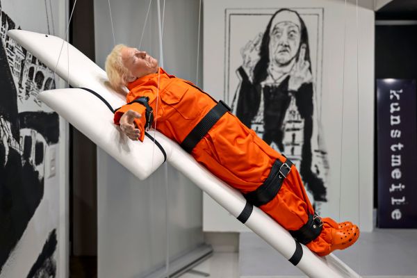Kunstgalerie-in-Basel-zeigt-umstrittene-Skulptur-mit-Trump-am-Kreuz