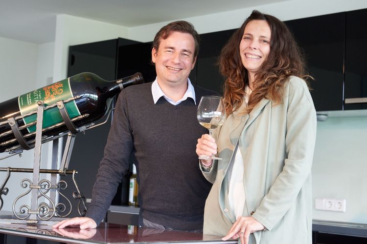 Patrick Bayer und Katja Bernegger in ihrem Weinkeller.