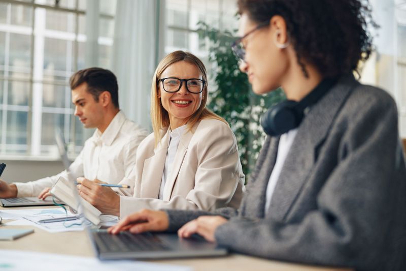 Job-Hugging: Warum jetzt viele vortäuschen, ihre Arbeit gern zu machen