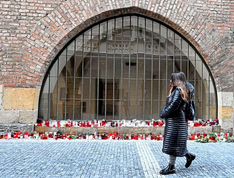 Gedenkkerzen bei der Karlsuniversität Prag nach dem Amoklauf, bei dem 14 Menschen getötet wurden.