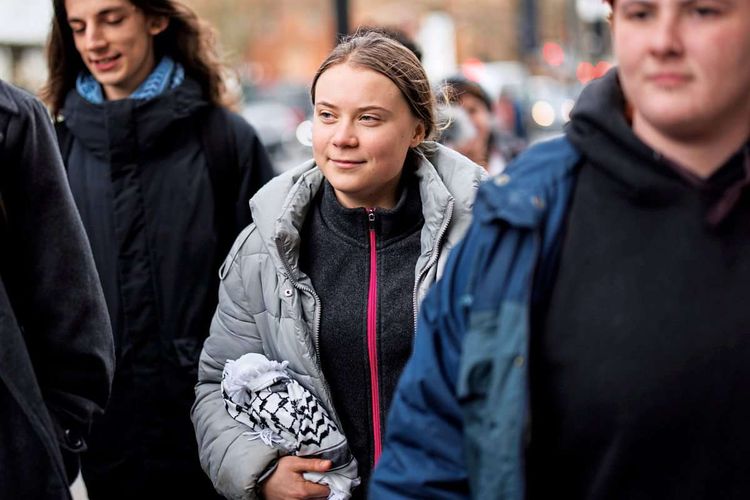 Greta Thunberg vor Gerichtsgebäude in London