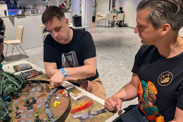 Zwei Männer spielen an einem Tabletop-Tisch