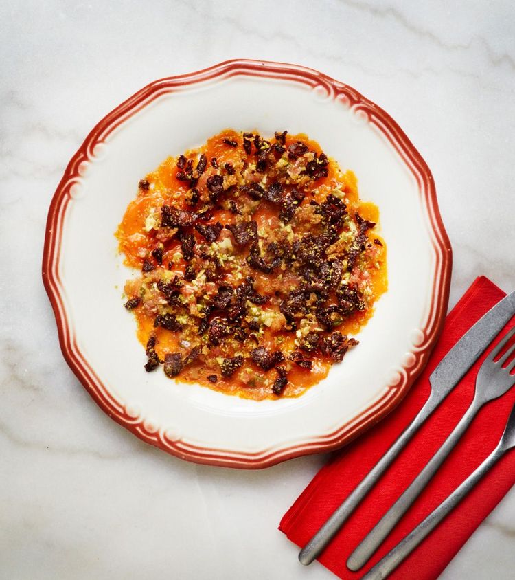 Carpaccio von Dörrmarillen mit Lamschmalz-Vinaigrette und Crispy Beef