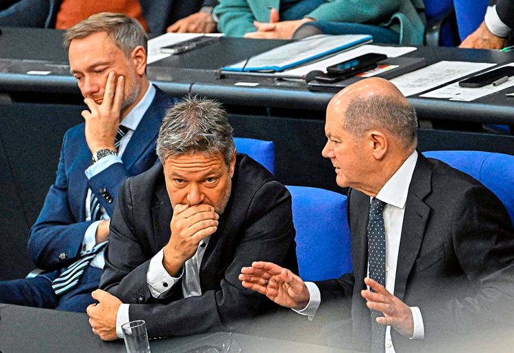 Der deutsche Kanzler Olaf Schol (re.) spricht im Bundestag. Finanzminister Christian Lindner (FDP) - links - und Wirtschaftsminister Robert Habeck (Grüne) hören nicht gerade begeistert zu.