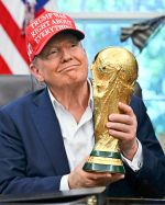 Die Fußball-WM fragt sich: Und wo ist eigentlich Donald Trump? Gegenfrage: Stört es jemanden, dass sich der US-Präsident bis dato nicht blicken ließ? Die ganz große Bühne wird erst aufgebaut – jede Wette, dass Trump die Gelegenheit dann nutzen wird