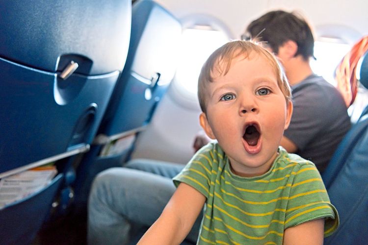 Im Flugzeug, ein offenbar schreiendes Kind