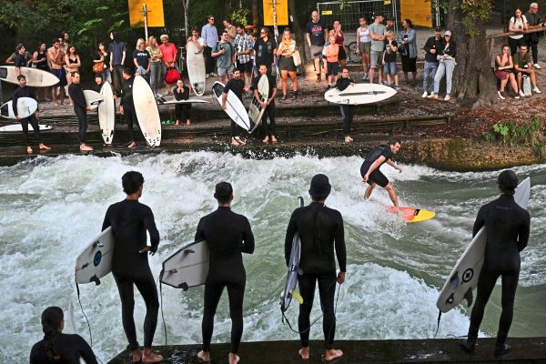 Auf-der-M-nchner-Eisbachwelle-ist-das-Surfen-nun-wieder-erlaubt