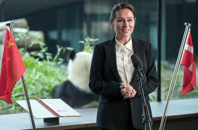 Sidse Babett Knudsen als Außenministerin Birgitte Nyborg vor einem Panda-Rücken in 