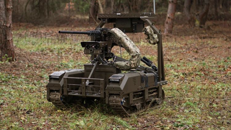 Ein Roboter mit Maschinengewehr in einem Wald