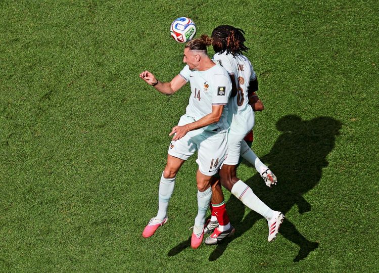 Zwei französische Fußballspieler in weißen Trikots springen während eines Kopfballduells im FIFA-Weltmeisterschafts-Viertelfinalspiel 2026 gegen Marokko in Boston, USA, am 9. Juli 2026.