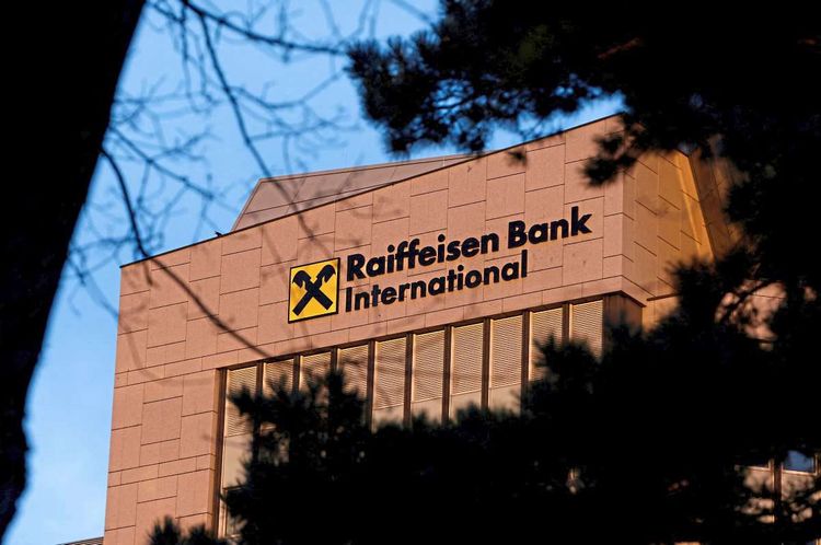 Gebäude mit Schriftzug der Raiffeisen Bank International (RBI).