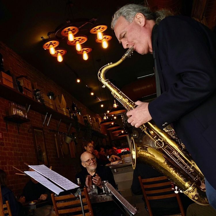 Gottfried Stöger spielt Saxophon in einem Club