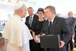 Ludwig und Ruck bei Generalaudienz mit Papst Leo XIV. Wiens Bürgermeister brachte dem Papst Gläser mit und sprach mit ihm über KI und Digitalisierung. Ludwig lud den Papst zu einem Wien-Besuch ein